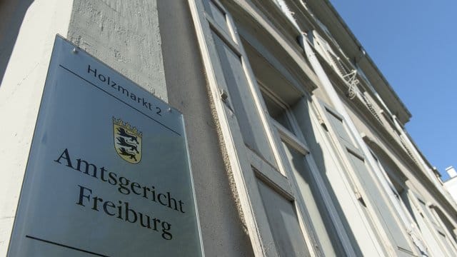 Ein Schild mit der Aufschrift "Amtsgericht Freiburg" hängt an der Fassade des Gerichtsgebäudes: Gegen den 57-jährigen Mann wird wegen Kindesentzugs und sexuellem Missbrauchs ermittelt. Ein Schild mit der Aufschrift "Amtsgericht Freiburg" hängt an der Fassade des Gerichtsgebäudes: Gegen den 57-jährigen Mann wird wegen Kindesentzugs und sexuellem Missbrauchs ermittelt.