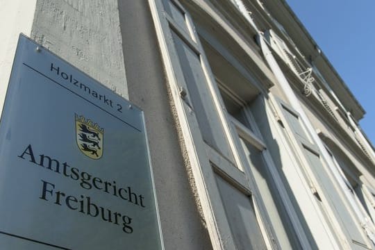 Ein Schild mit der Aufschrift "Amtsgericht Freiburg" hängt an der Fassade des Gerichtsgebäudes: Gegen den 57-jährigen Mann wird wegen Kindesentzugs und sexuellem Missbrauchs ermittelt.