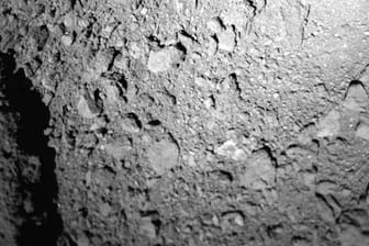 Der deutsch-französische Lander "Mascot" hat erste Bilder von dem Asteroiden Ryugu übermittelt.