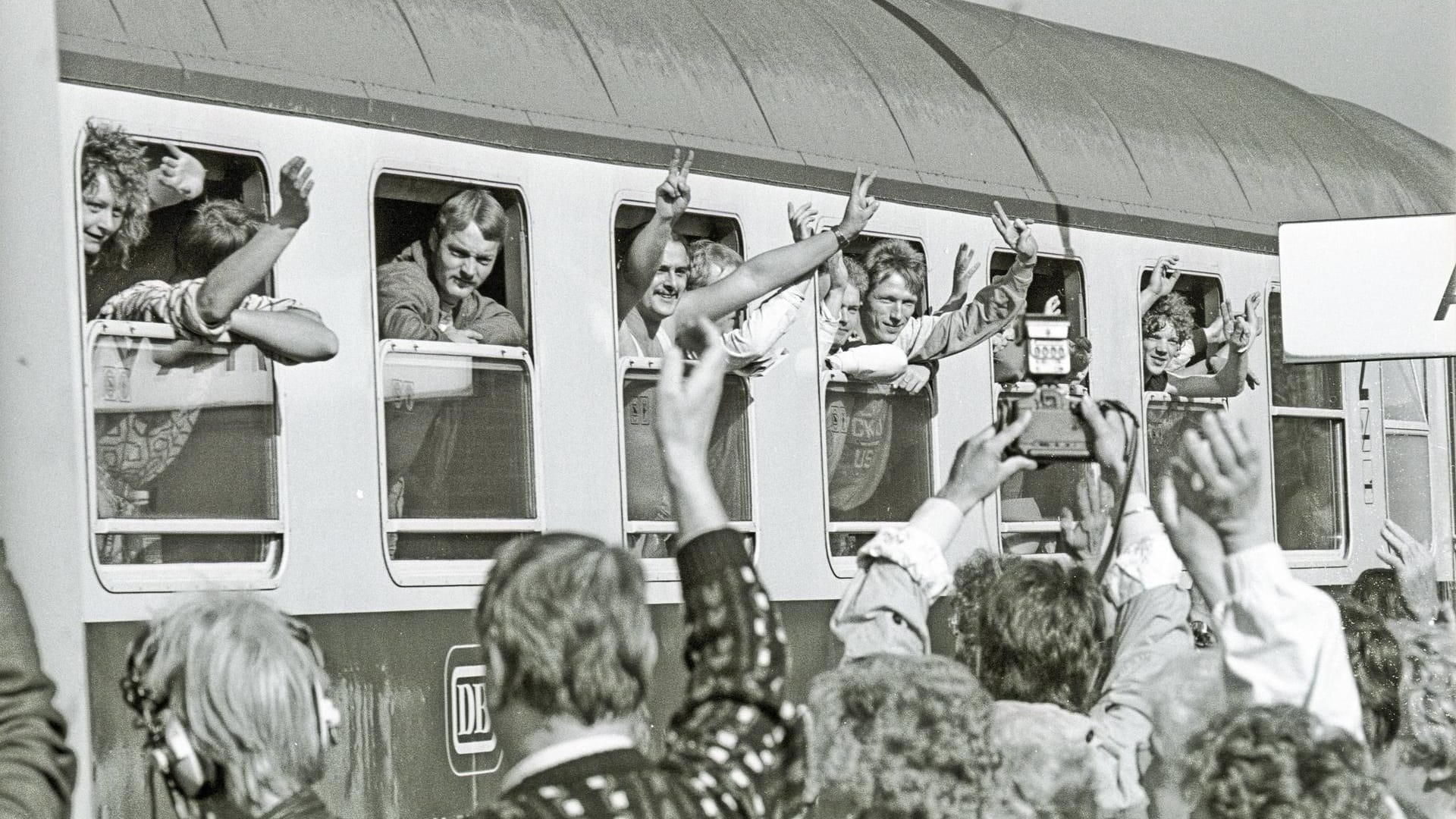 Kurz vor dem Mauerfall erreichen DDR-Flüchtlinge per Sonderzug die BRD: Auch 28 Jahre nach der Wiedervereinigung verlaufen Gräben durch die Gesellschaft. Trotzdem ist die deutsche Einheit eine Erfolgsgeschichte.