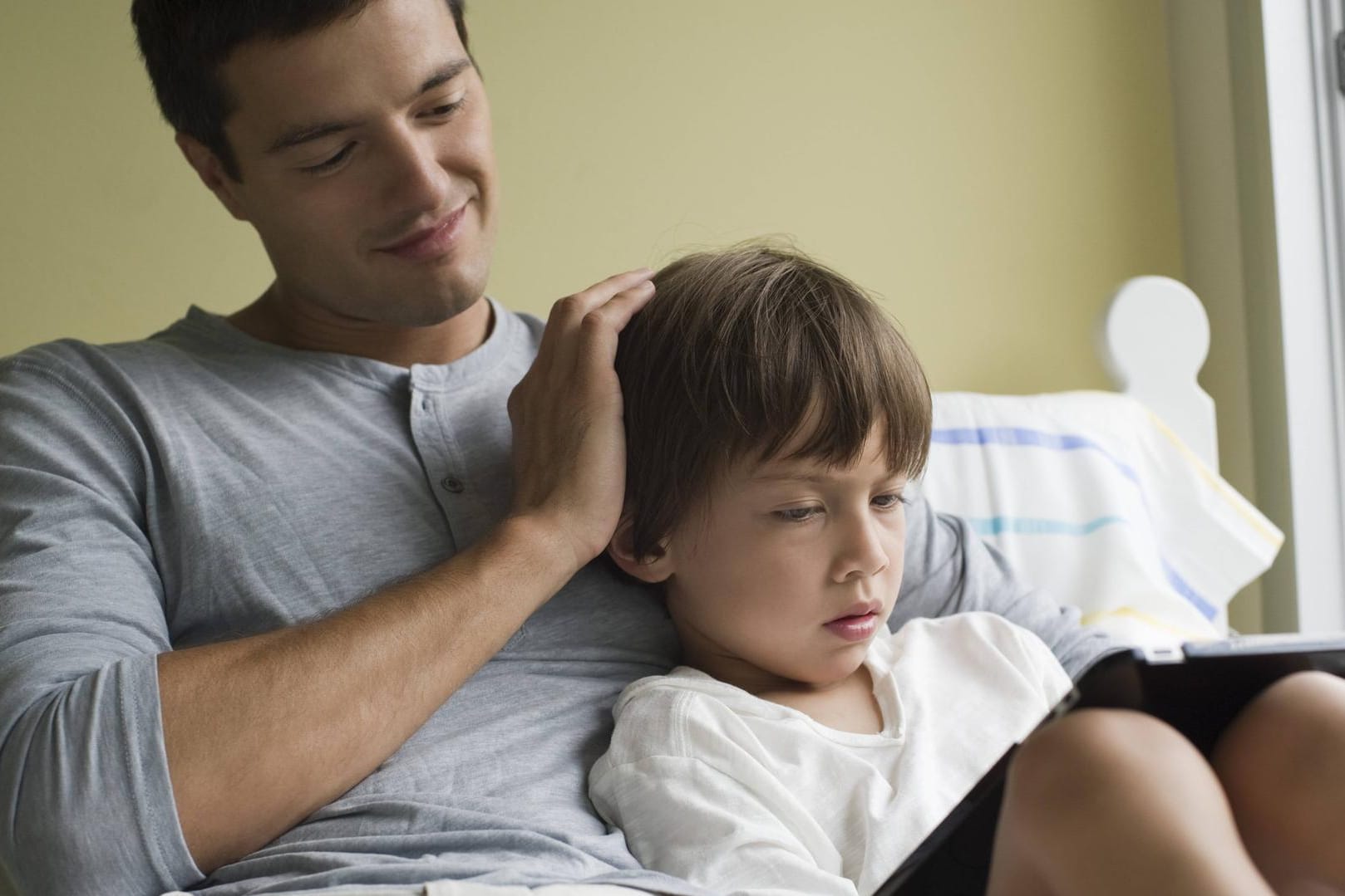 Vater und Sohn mit eBook-Reader: Steuersatz kann gesenkt werden.