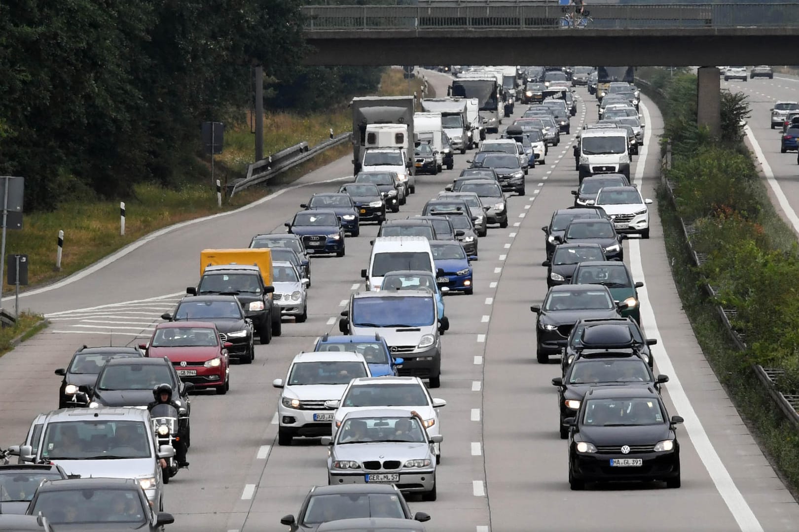 Autos stauen sich auf der Autobahn 6: ADAC rechnet mit Herbsturlauberwelle.