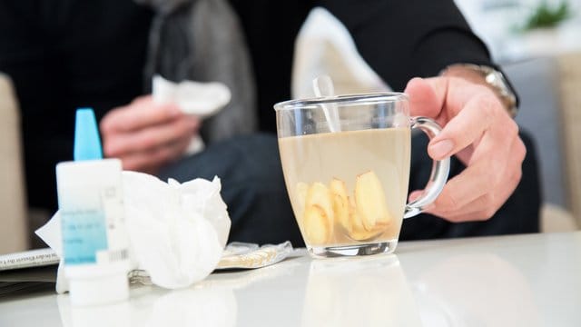 Ein Aufguss aus Ingwer mit Honig und Zitronensaft ist bei Erkältungsbeschwerden wohltuend. Ein Aufguss aus Ingwer mit Honig und Zitronensaft ist bei Erkältungsbeschwerden wohltuend.