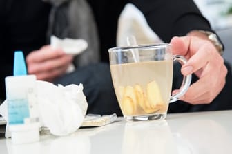 Ein Aufguss aus Ingwer mit Honig und Zitronensaft ist bei Erkältungsbeschwerden wohltuend.