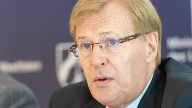 NRW-Justizminister Peter Biesenbach wird von der Opposition kritisiert. NRW-Justizminister Peter Biesenbach wird von der Opposition kritisiert.