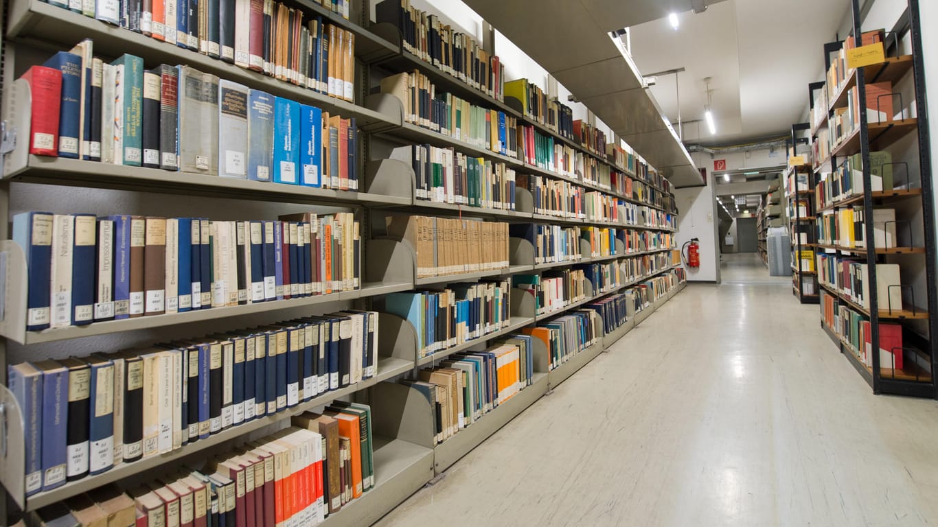 Regale in der Bibliothek der Universität Stuttgart: Ratten haben hier tausende Bücher zerstört.