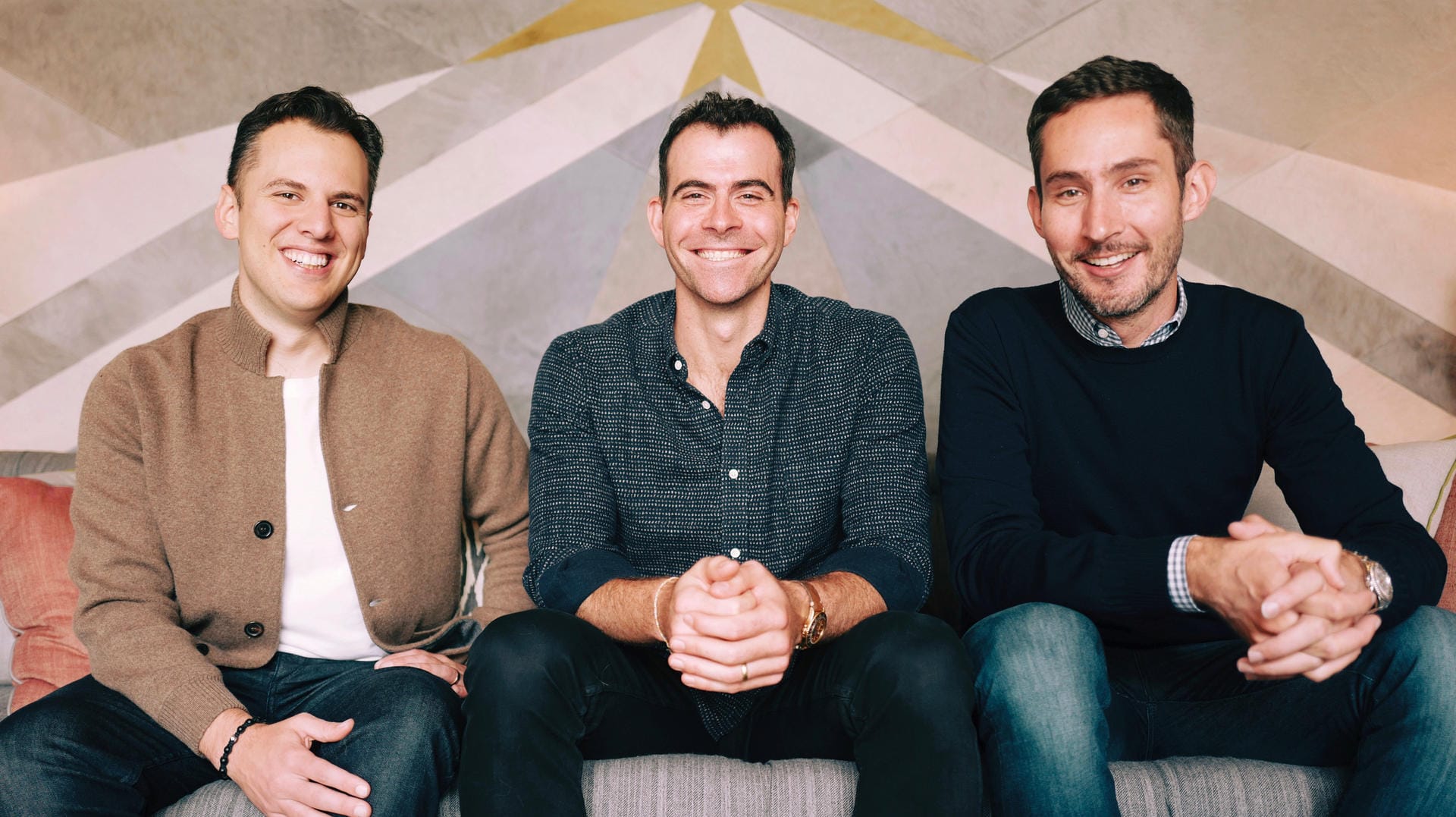 Neuer Instagram-Chef: Auf diesem undatierten Foto sitzt Adam Mosseri (M) mit Instagram-Mitbegründern Kevin Systrom (r.) und Mike Krieger.