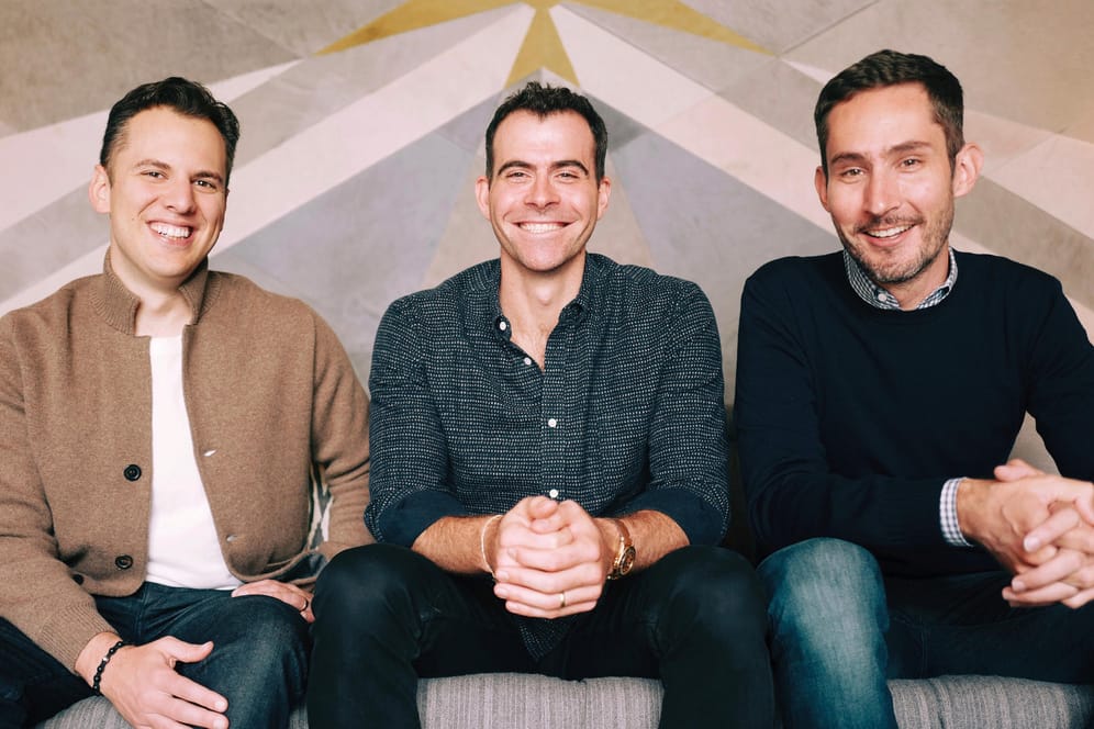 Neuer Instagram-Chef: Auf diesem undatierten Foto sitzt Adam Mosseri (M) mit Instagram-Mitbegründern Kevin Systrom (r.) und Mike Krieger.