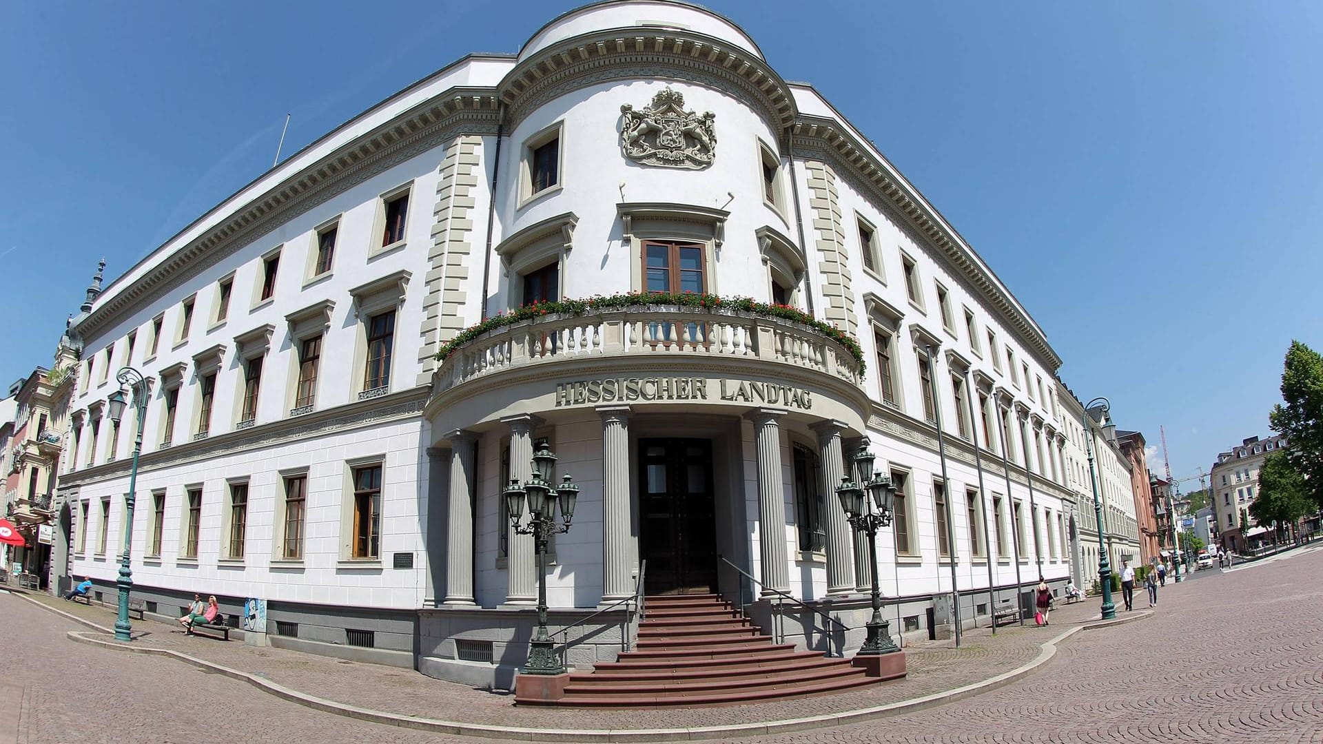 Der hessische Landtag am Schlossplatz in Wiesbaden: Am 28. Oktober wählen die Hessen ihr neues Parlament.