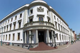 Der hessische Landtag am Schlossplatz in Wiesbaden: Am 28. Oktober wählen die Hessen ihr neues Parlament.