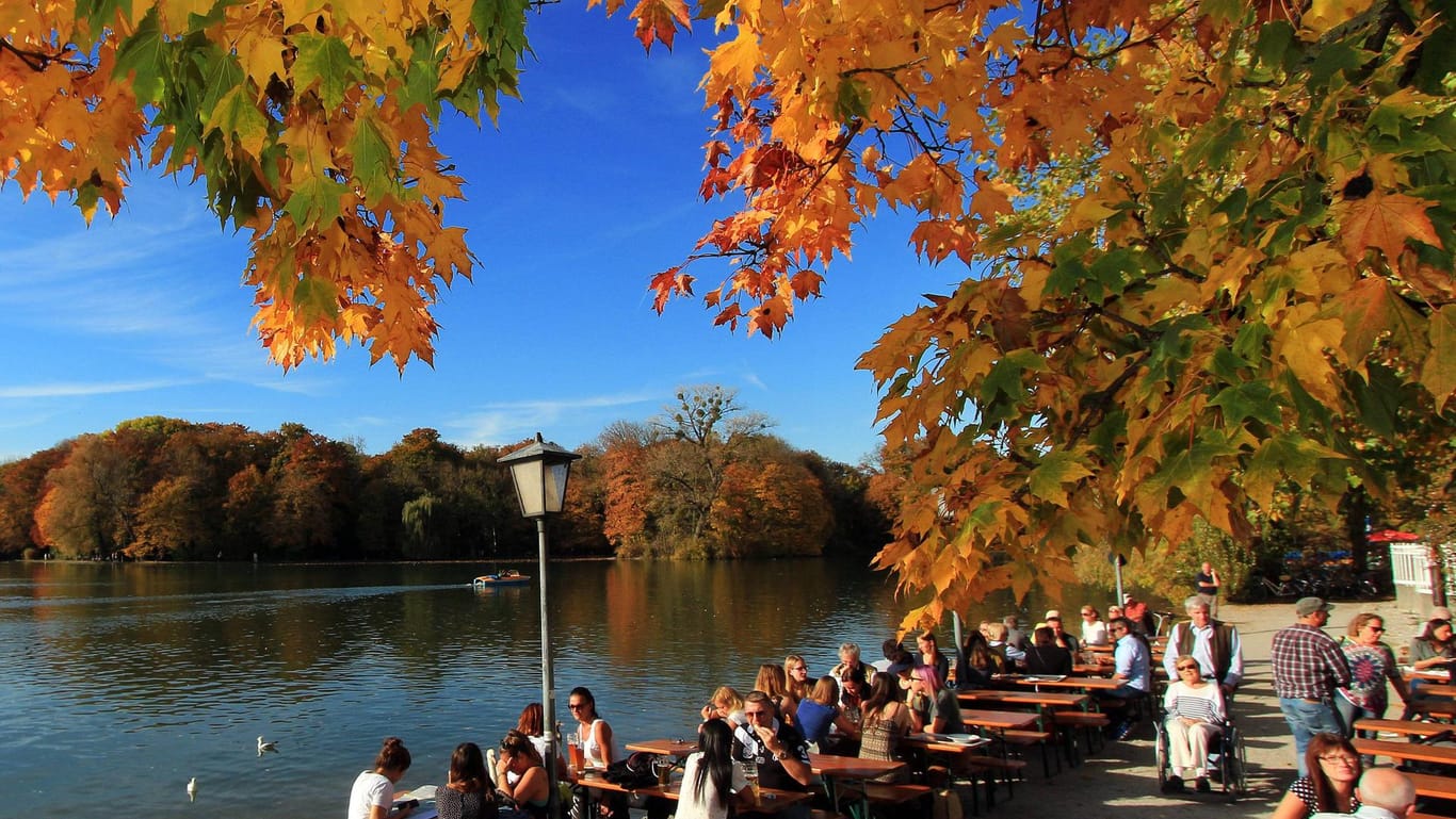 Der Englische Garten in München: Ein Goldener Oktober wie er im Buche steht. Dieses Jahr lässt er sich nur kurz blicken.