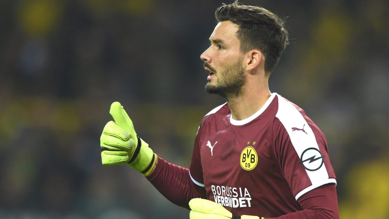 Roman Bürki: Der BVB-Torwart saß beim Bombenanschlag im Bus, hat das Attentat aber mittlerweile abgehakt. Roman Bürki: Der BVB-Torwart saß beim Bombenanschlag im Bus, hat das Attentat aber mittlerweile abgehakt.