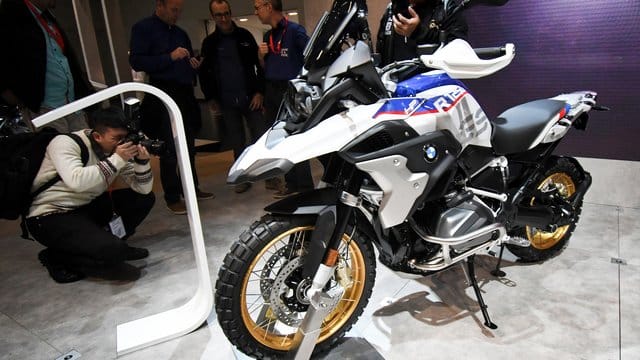 BMW hat seine Boxer überarbeitet: Die neue R 1250 GS gibt dabei optisch weiterhin den geländegängigen Reisebegleiter. BMW hat seine Boxer überarbeitet: Die neue R 1250 GS gibt dabei optisch weiterhin den geländegängigen Reisebegleiter.