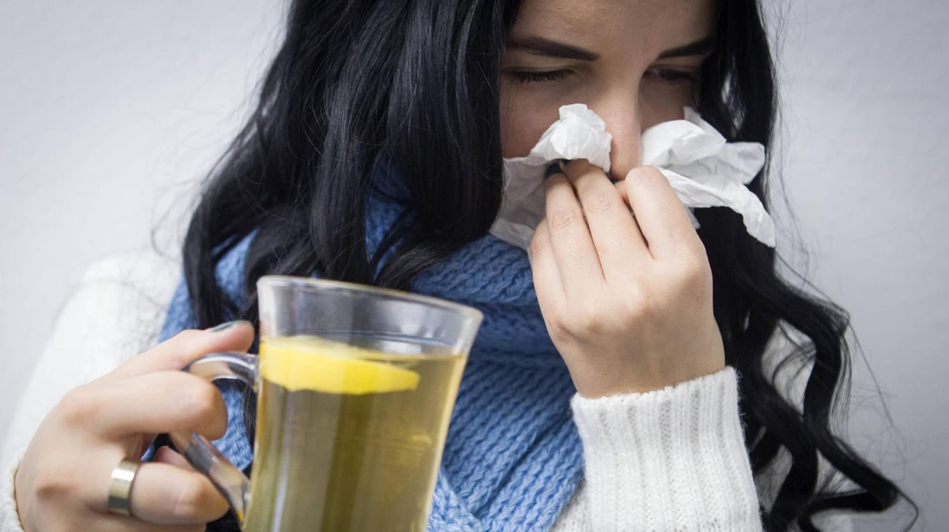 Tee mit Zitrone: Bei Erkältungen kann auch Naturheilkunde Symptome lindern