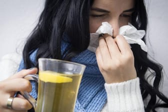 Tee mit Zitrone: Bei Erkältungen kann auch Naturheilkunde Symptome lindern