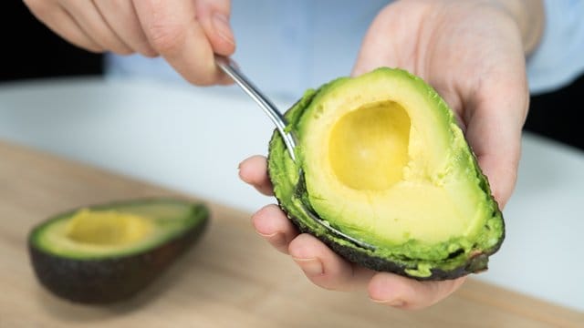 Avocados (Persea americana) müssen schön reif sein: Das ist nicht nur für den Geschmack wichtig, sondern auch, um das Fruchtfleisch aus der Schale löffeln zu können.