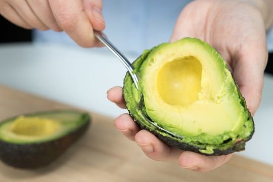 Avocados (Persea americana) müssen schön reif sein: Das ist nicht nur für den Geschmack wichtig, sondern auch, um das Fruchtfleisch aus der Schale löffeln zu können.