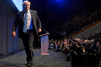 Ex-Außenminister Boris Johnson: Beim Parteitag der Torys nutze der Politiker seine Rede, um mit den Brexit-Plänen der Regierung abzurechnen.