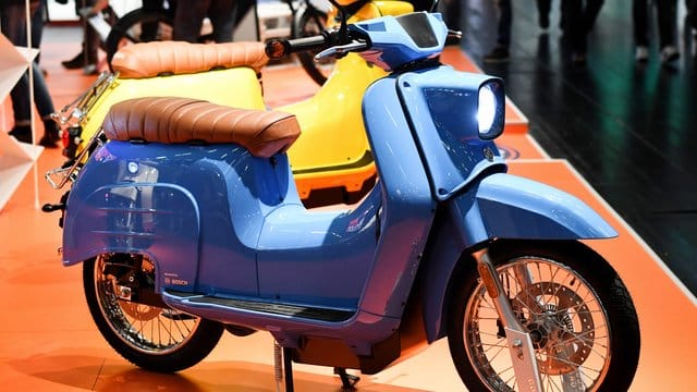 Roller im Retro-Look: Govecs zeigt auf der Intermot die Elektro-Schwalbe L3e - sie hat ihre Motorleistung auf 8 kW/11 PS und das Spitzentempo auf 90 km/h verdoppelt. Roller im Retro-Look: Govecs zeigt auf der Intermot die Elektro-Schwalbe L3e - sie hat ihre Motorleistung auf 8 kW/11 PS und das Spitzentempo auf 90 km/h verdoppelt.
