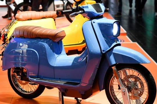 Roller im Retro-Look: Govecs zeigt auf der Intermot die Elektro-Schwalbe L3e - sie hat ihre Motorleistung auf 8 kW/11 PS und das Spitzentempo auf 90 km/h verdoppelt.