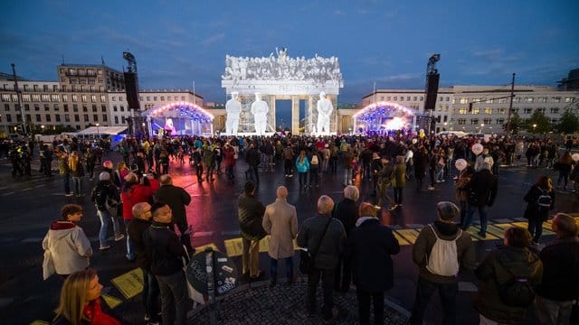 Berlin richtet dieses Jahr die zentrale Feier zum Jahrestag der Deutschen Einheit aus. Berlin richtet dieses Jahr die zentrale Feier zum Jahrestag der Deutschen Einheit aus.
