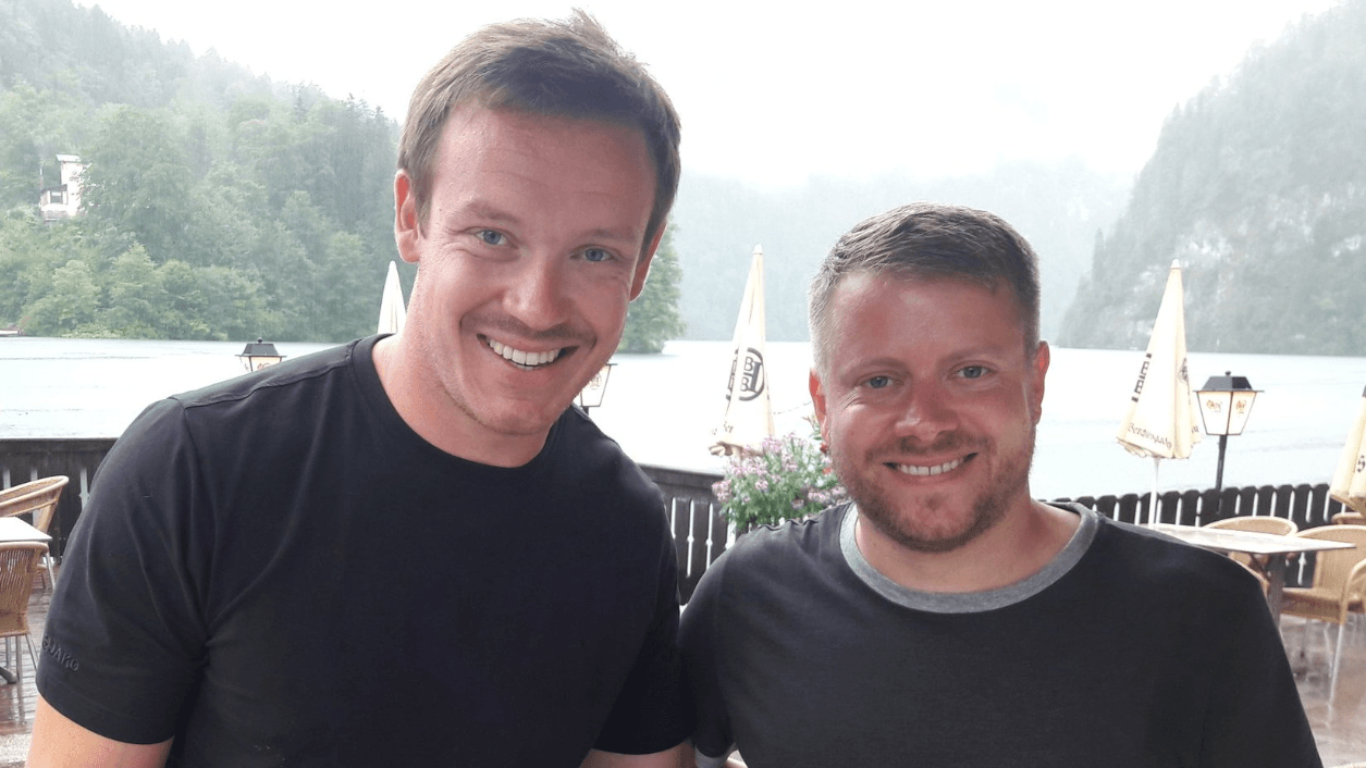 Felix Loch (l:) und t-online.de-Reporter Tobias Ruf am Königssee.