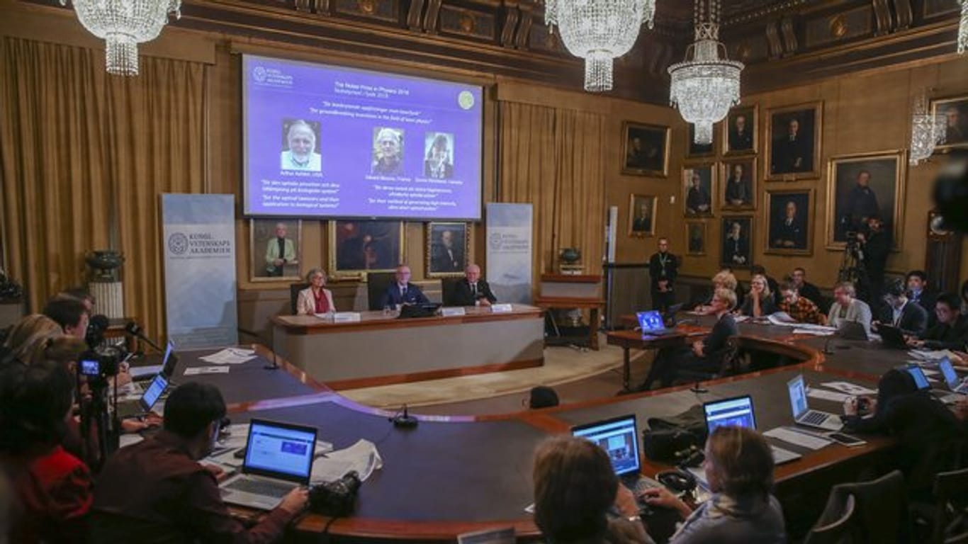 Arthur Ashkin (l-r), Gerard Mourou und Donna Strickland sind die diesjährigen Nobelpreisträger für Physik.