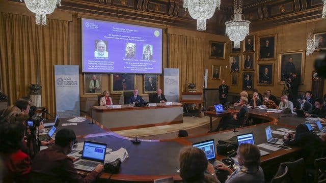 Arthur Ashkin (l-r), Gerard Mourou und Donna Strickland sind die diesjährigen Nobelpreisträger für Physik.