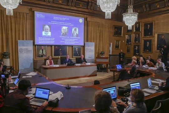 Arthur Ashkin (l-r), Gerard Mourou und Donna Strickland sind die diesjährigen Nobelpreisträger für Physik.