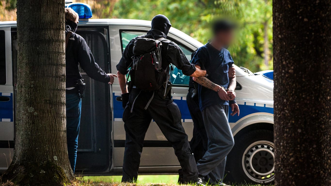Sieben mutmaßliche Rechtsterroristen wurden am Montag von der Polizei festgenommen. Sie sollen unter dem Namen "Revolution Chemnitz" eine rechtsterroristische Vereinigung gegründet haben. Ein Mitglied war bereits zuvor in Haft genommen worden.