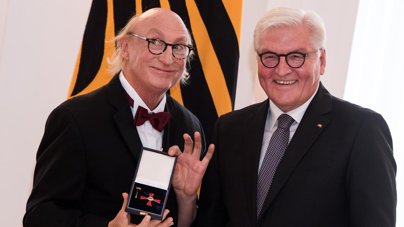 Große Ehre: Komiker Otto Waalkes erhält von Bundespräsident Frank-Walter Steinmeier im Schloss Bellevue den Verdienstorden der Bundesrepublik Deutschland.