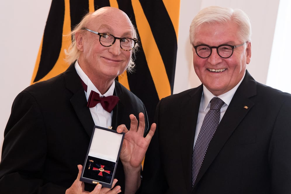 Große Ehre: Komiker Otto Waalkes erhält von Bundespräsident Frank-Walter Steinmeier im Schloss Bellevue den Verdienstorden der Bundesrepublik Deutschland.