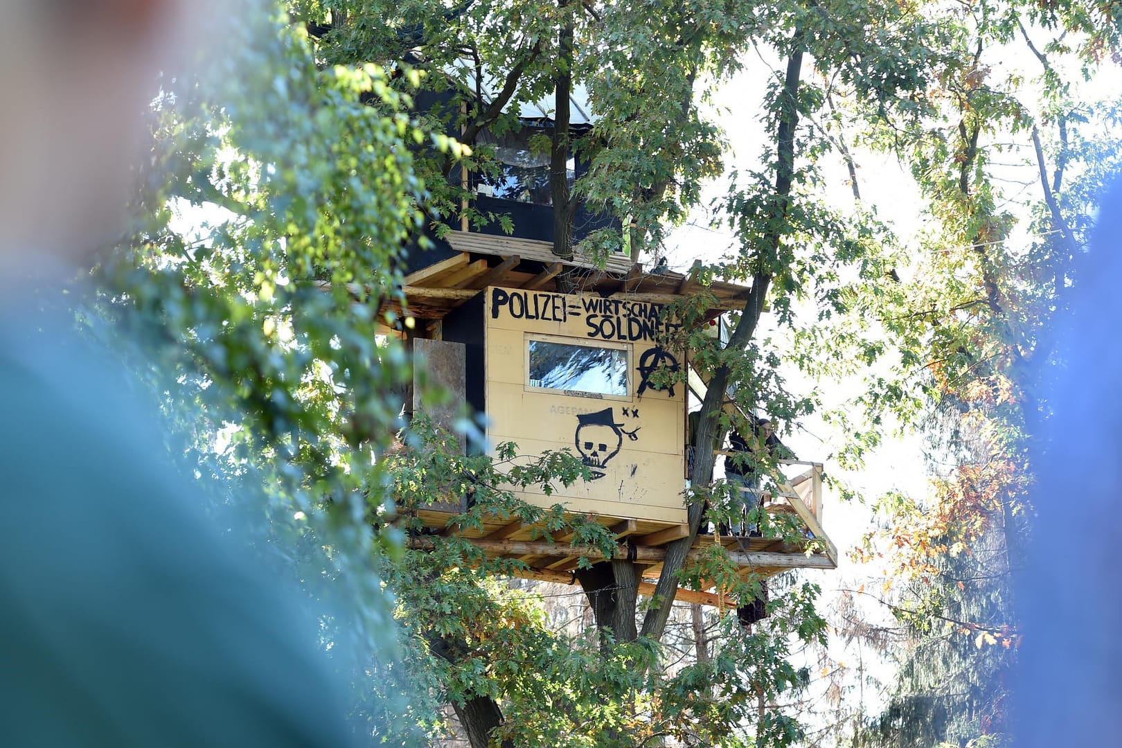 Die Polizei hat das letzte Baumhaus im Hambacher Forst geräumt. Wann es zur Rodung des Waldes kommt, will RWE noch nicht sagen.