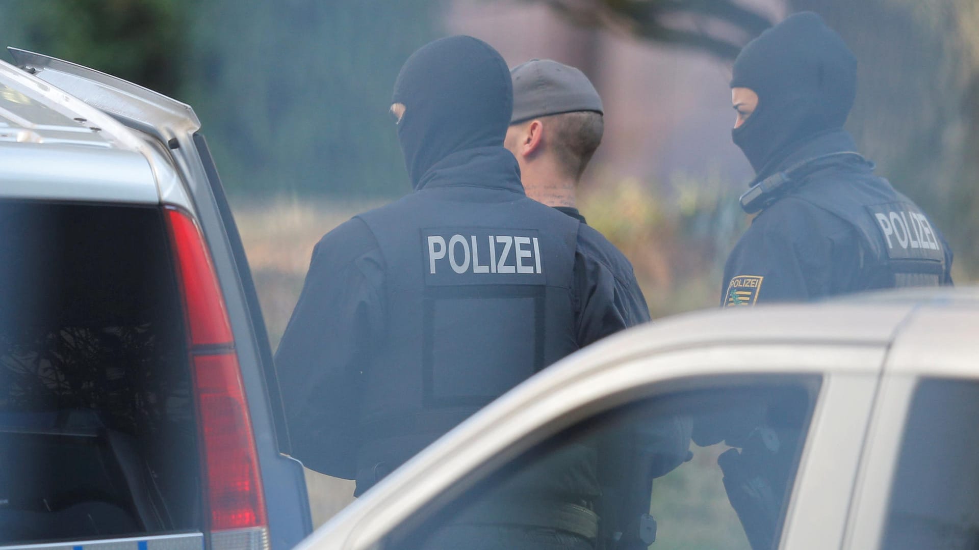 Polizisten führen einen Verdächtigen zur Bundesanwaltschaft vor: Auch gegen die vier übrigen mutmaßlichen Anhänger der Terrorzelle wurde nun Untersuchungshaft angeordnet. Polizisten führen einen Verdächtigen zur Bundesanwaltschaft vor: Auch gegen die vier übrigen mutmaßlichen Anhänger der Terrorzelle wurde nun Untersuchungshaft angeordnet.