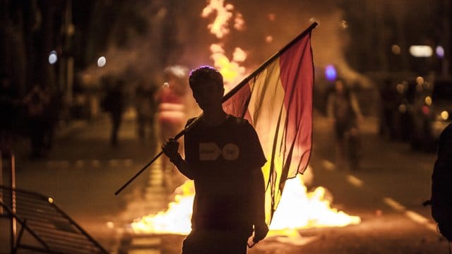 Unruhen nach dem ersten Jahrestag des umstrittenen katalonischen Unabhängigkeitsreferendums in Barcelona.