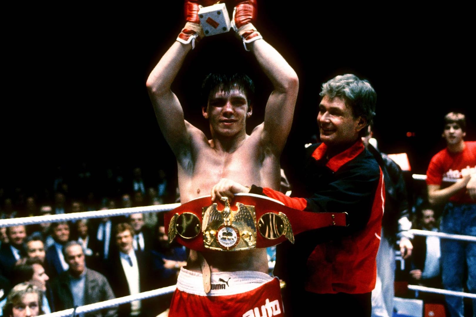 Graciano Rocchigiani holt im März 1988 in Düsseldorf gegen Vincent Boulware seinen ersten WM-Titel.