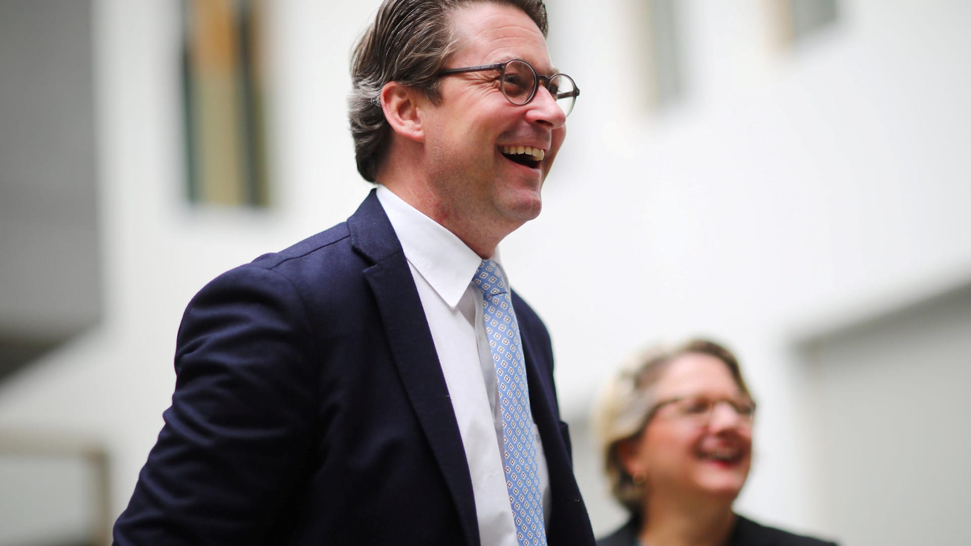 Verkehrsminister Andreas Scheuer und Umweltministerin Svenja Schulze: Die Regierung will durch ein geschlossenes Auftreten die Autokonzerne unter Druck setzen.