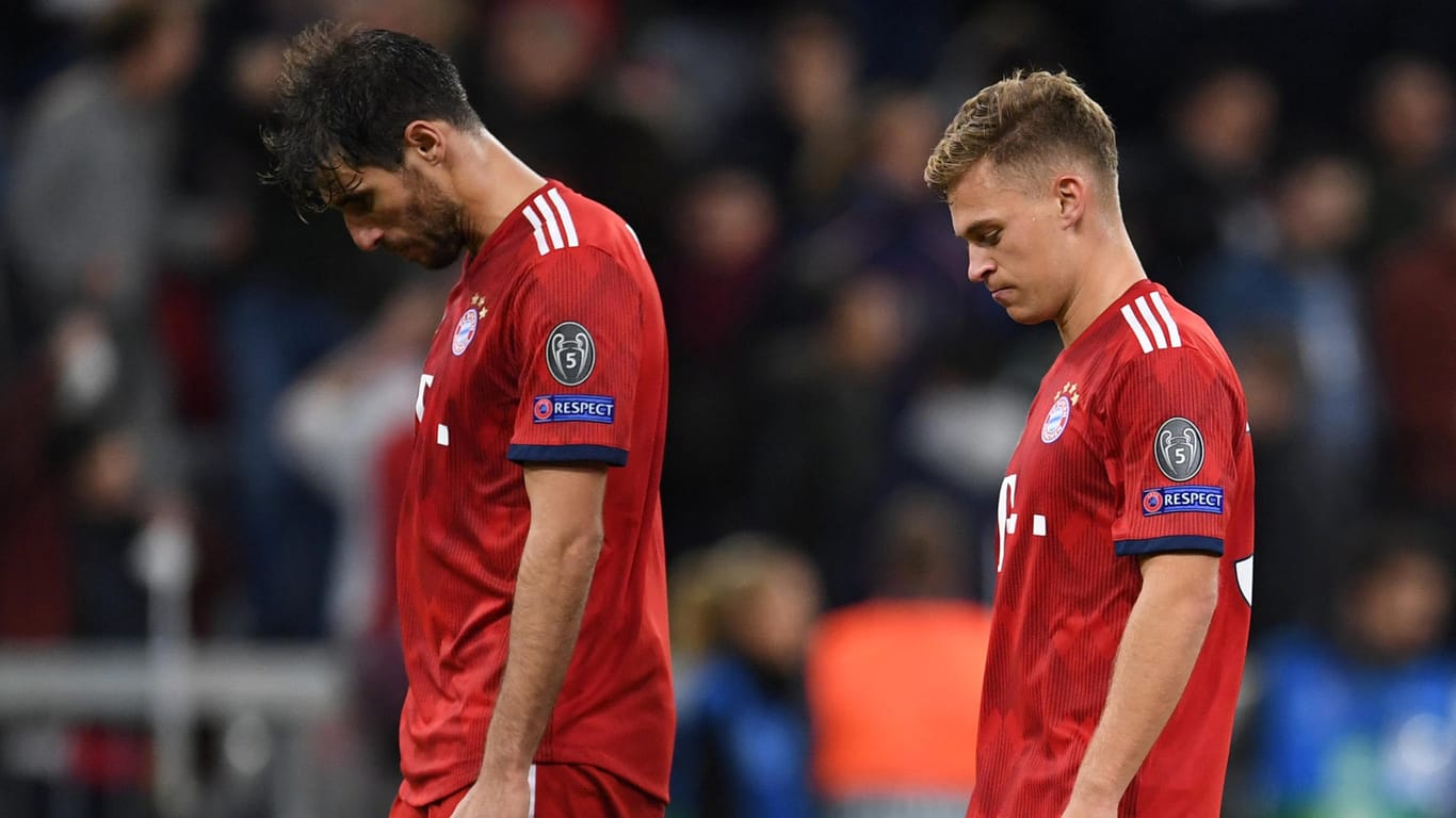 Niedergeschlagen: Die Bayern-Profis Javi Martinez (l.) und Joshua Kimmich trotten nach dem Remis vom Platz.