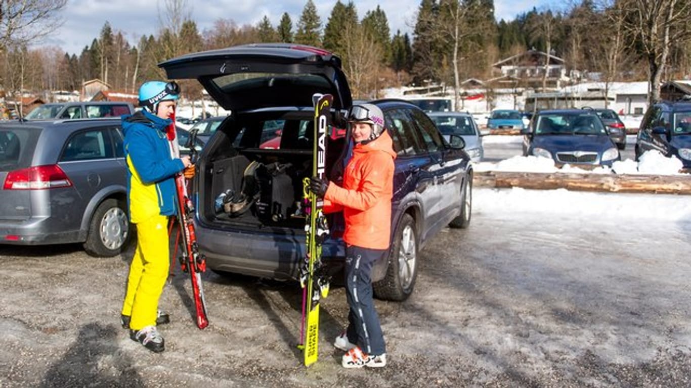 Nicht nur beim Skifahren selbst, sondern auch bei An- und Abfahrt achten Sportfreunde besser auf Sicherheit und verstauen ihre Ski entsprechend.