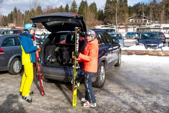 Nicht nur beim Skifahren selbst, sondern auch bei An- und Abfahrt achten Sportfreunde besser auf Sicherheit und verstauen ihre Ski entsprechend.
