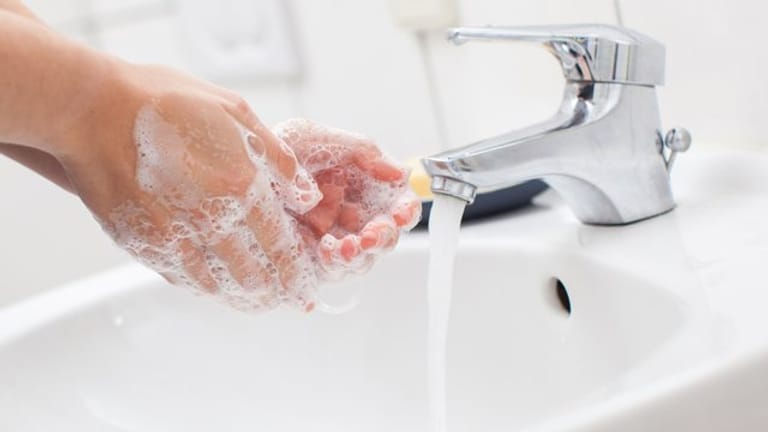 Hände unter dem Wasserhahn: Händewaschen schützt vor Keimen. Es kann aber auch zum Zwang werden. In dem Fall ist meist eine Therapie hilfreich.