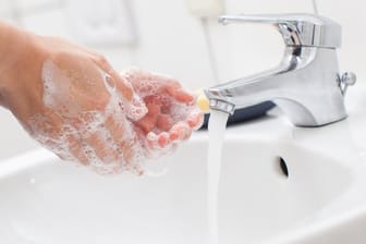 Hände unter dem Wasserhahn: Händewaschen schützt vor Keimen. Es kann aber auch zum Zwang werden. In dem Fall ist meist eine Therapie hilfreich.