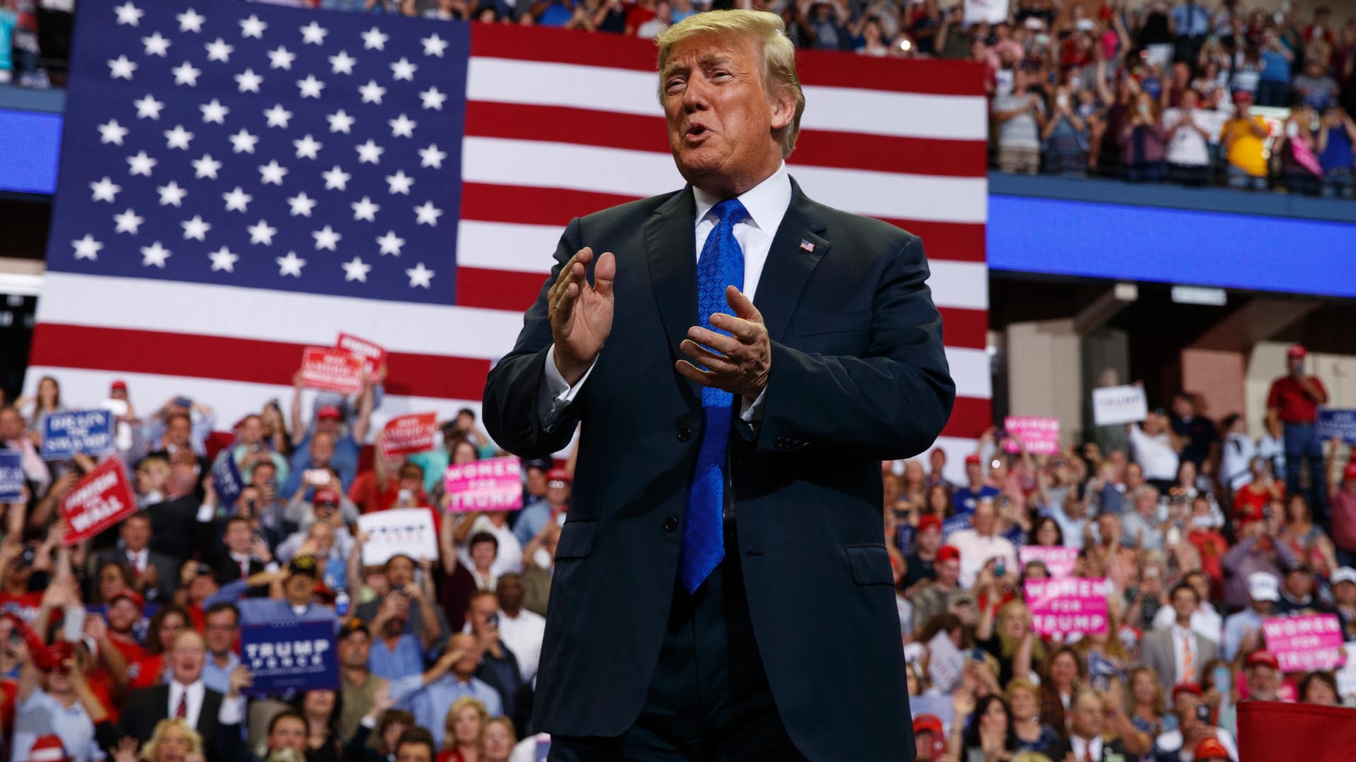 USA, Southaven: Donald Trump klatscht im Rahmen einer Wahlkampfveranstaltung in die Hände: Trump machte in Southaven Witze über die Psychologieprofessorin Christine Blasey Ford.