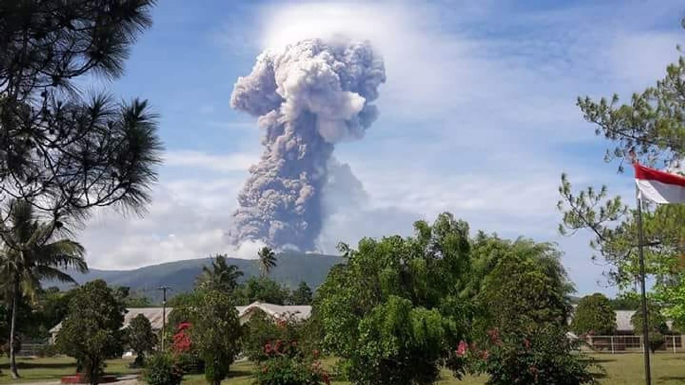 Vulkanausbruch auf der indonesischen Insel Sulawesi: Nachdem die Insel schon von einem Tsunami heimgesucht worden ist, folgt zu allem Unglück jetzt auch die Eruption des Vulkans Soputan.