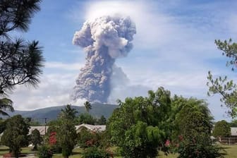 Vulkanausbruch auf der indonesischen Insel Sulawesi: Nachdem die Insel schon von einem Tsunami heimgesucht worden ist, folgt zu allem Unglück jetzt auch die Eruption des Vulkans Soputan.