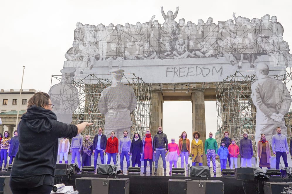 Die polnische Regisseurin Marta Gornicka (l) und zahlreiche Darsteller proben bei den Feierlichkeiten zum Tag der Deutschen Einheit auf der Hauptbühne am Brandenburger Tor das Stück "Grundgesetz".