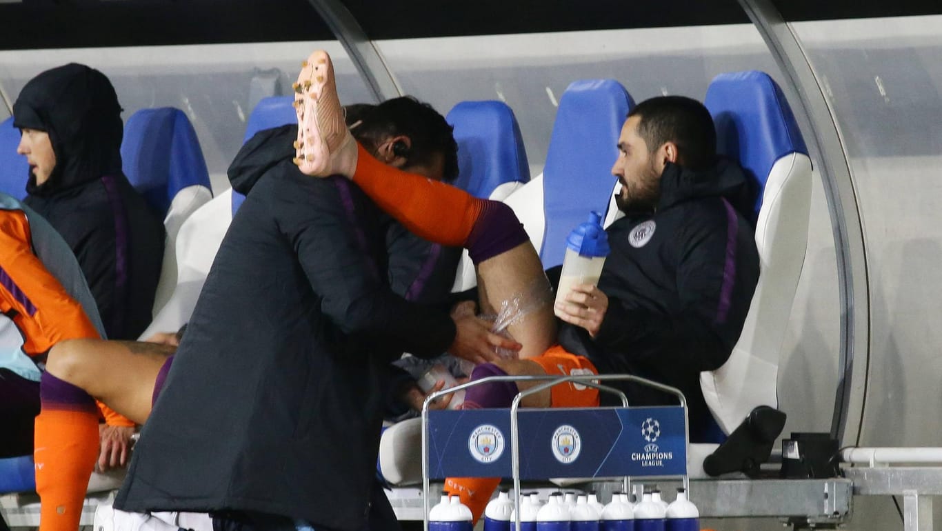 Ilkay Gündogan: Der Mittelfeldspieler wird nach seiner Auswechslung am verletzten Oberschenkel behandelt.
