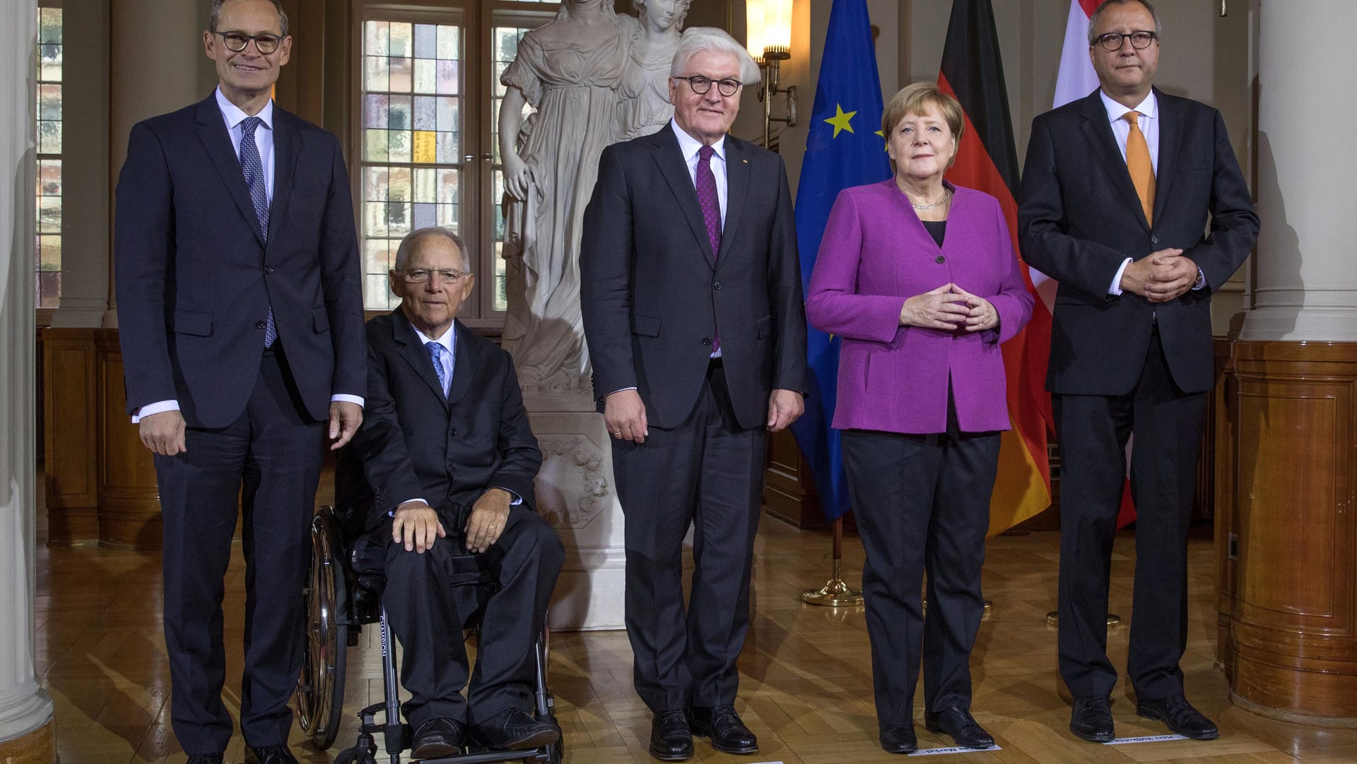 Michael Müller (SPD, l-r), Regierender Bürgermeister von Berlin und amtierender Bundesratspräsident, Wolfgang Schäuble (CDU), Bundestagspräsident, Bundespräsident Frank-Walter Steinmeier, Bundeskanzlerin Angela Merkel (CDU) und Andreas Voßkuhle, Präsident des Bundesverfassungsgericht, stehen bei den Feierlichkeiten zum Tag der Deutschen Einheit nebeneinander.