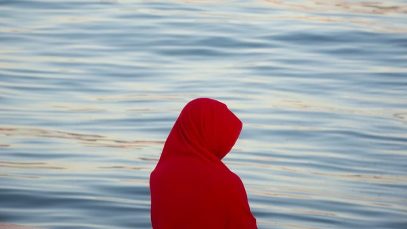 Ein aus Nordafrika kommender Flüchtling nach seiner Rettung durch den spanischen Seerettungsdienst.