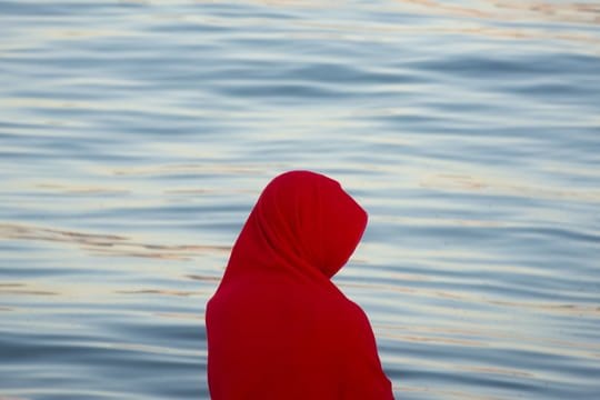 Ein aus Nordafrika kommender Flüchtling nach seiner Rettung durch den spanischen Seerettungsdienst.
